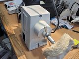 une petite machine posée sur une table en bois