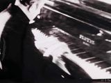 une photo en noir et blanc d'un homme jouant du piano