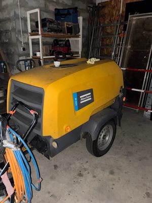 une voiture jaune garée dans un garage