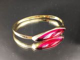 bracelet composé de deux perles de verre rouges sur un fond noir