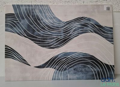 reproduction d'un tableau représentant des vagues sur un mur à fond blanc