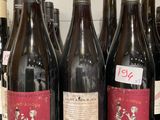 plusieurs bouteilles de vin sont alignées sur un comptoir