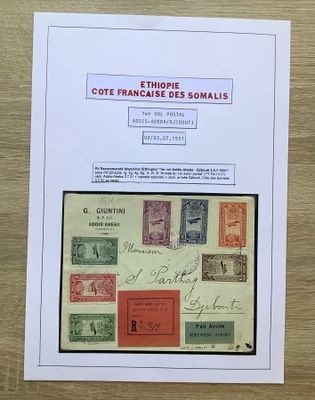 Le livre est posé sur la table, couvert de nombreux timbres.