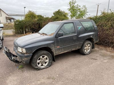 une photo d'une voiture sale garée sur un parking