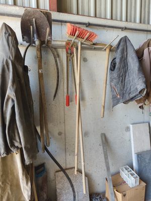 un grand nombre d'outils accrochés au mur