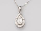 un pendentif en forme de larme serti de diamants, monté sur une chaîne