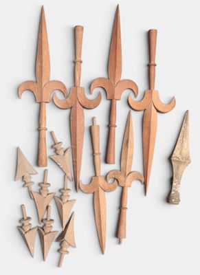 tout un tas d'outils en bois de toutes sortes sur la table