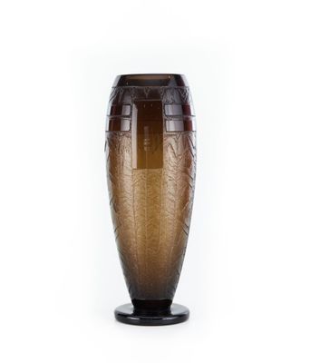 vase en verre brun avec un socle noir sur fond blanc