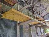 une poutre en bois suspendue au plafond d'un bâtiment