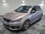la voiture argentée est garée sur un sol en damier dans le garage