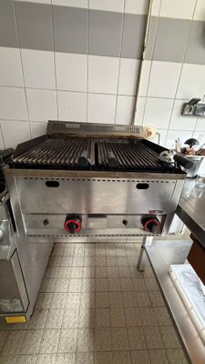 une photo d'un grill professionnel dans une cuisine