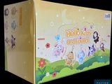 une boîte « Hello Kitty et ses amis » sur la table