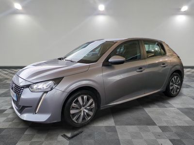 une voiture argentée garée sur le sol en damier d'un garage
