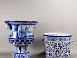 deux vases bleus et blancs posés l'un à côté de l'autre sur une table