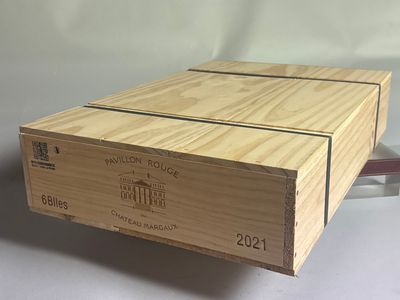 une boîte en bois posée sur une table
