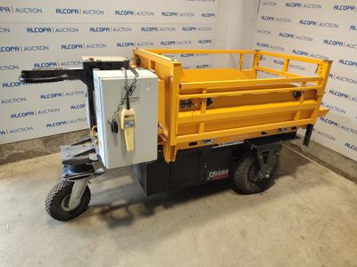 une photo d'un petit camion de chantier jaune dans un entrepôt