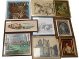 de nombreuses photos encadrées accrochées au mur d'une pièce