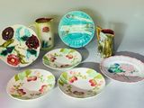 plusieurs assiettes et tasses posées sur une table