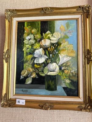 une peinture de fleurs dans un vase accrochée au mur