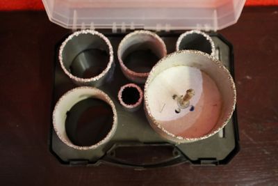 un bac en plastique rempli de gobelets et un bac en plastique rempli de gobelets vides