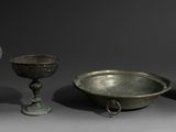 trois casseroles en bronze et un saladier posés sur une table