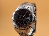 une montre posée sur un support sur une table
