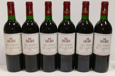 six bouteilles de vin rouge sont alignées sur une table