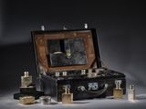 une valise noire contenant tout un tas d'objets divers