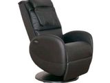 Le fauteuil inclinable est en cuir et dispose d'un repose-pieds