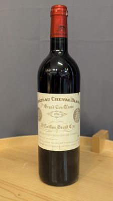 une bouteille de vin rouge posée sur une table en bois