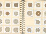 un livre dans lequel se trouve un tas de pièces de monnaie