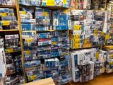 il y a de nombreux types de jouets électroniques différents dans le magasin