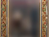une image représentant un miroir orné d'un motif floral