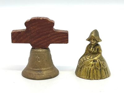 Timbre de table en bronze figurant une jeune fille. H. 5 cm. On y join - Photo 1