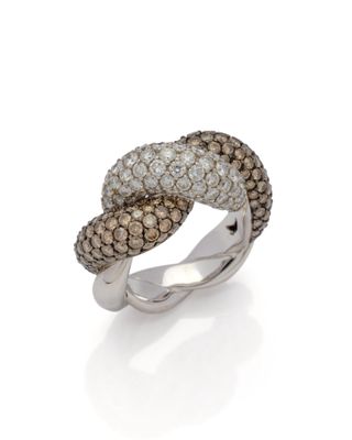 gros plan d'une bague en diamant sur fond blanc