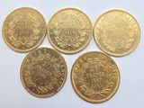cinq pièces « sovereign » en or, dont l'une est une « sovereign sovereign »