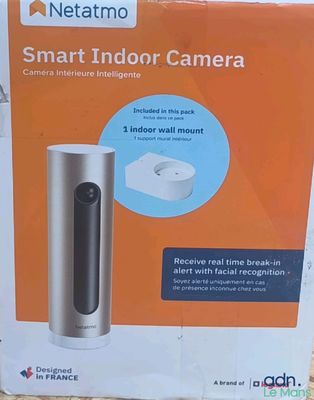 Emballage d'une caméra d'intérieur connectée Netatmo dans une boîte