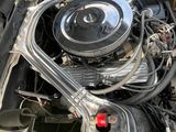 un moteur de voiture dans le coffre d'une voiture