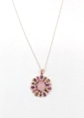 gros plan d'un collier sur un mannequin mannequin mannequin mannequin mannequin mannequin mannequin mannequin mannequin
