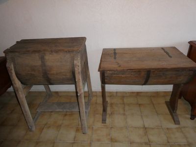 deux tables en bois placées l'une à côté de l'autre sur un sol carrelé