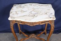 Table de salon de style Louis XV, en bois sculpté et mouluré… (photo 2)