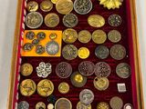 une vitrine contenant de nombreuses pièces de monnaie