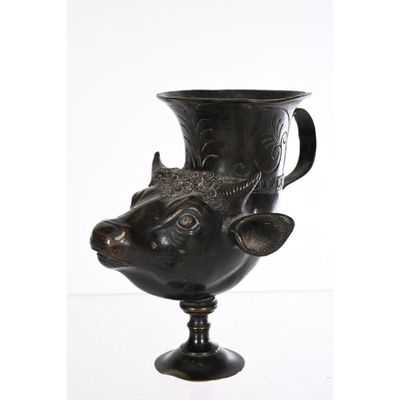 un vase noir orné d'une tête de taureau