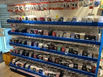 de nombreux téléphones portables dans les rayons du magasin