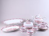 de nombreux types de plats et de tasses sur la table