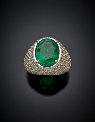 Gros plan sur une bague contenant une pierre verte