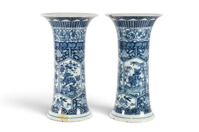 paire de vases bleus et blancs posés sur une surface blanche