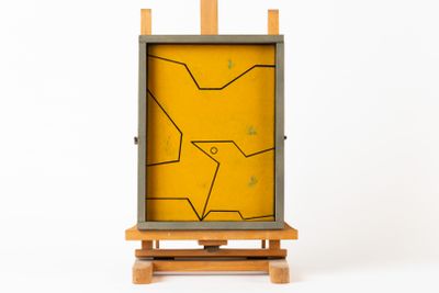chevalet de peinture sur lequel est peinte une étoile jaune à l'arrière