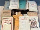 plusieurs livres sont empilés sur une table