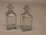 deux petites bouteilles en verre posées sur une table